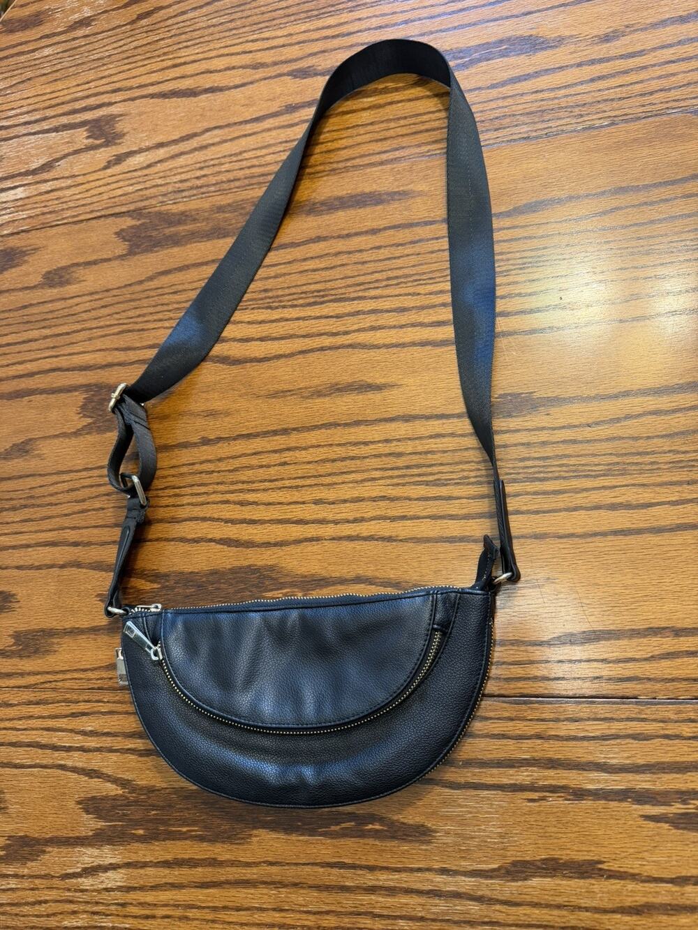 Sondra Roberts Squared black crossbody/shoulder bag expandable gold hardware
